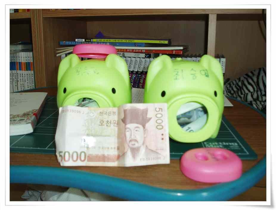 돼지두마리 이미지