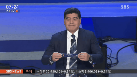 아르헨티나와 한국이 같은 조가 되자 환호하는 마라도나.gif | 인스티즈