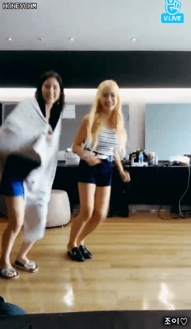 상어송 틀어놓고 춤추는 아이린&예리.gif | 인스티즈