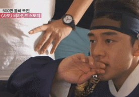 [유아인] 인상깊었던 사도 촬영중 모니터 하는 유아인.gif | 인스티즈