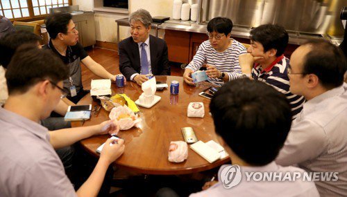 패스트푸드 최고의 조합을 받은 기자들 | 인스티즈