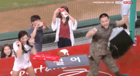 트와이스 빙의한군인 | 인스티즈