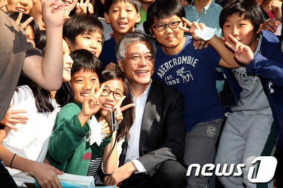 아이들 무지 좋아하는것 같은 문재인 | 인스티즈