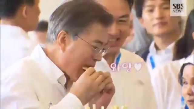 메밀전병을 빨리 먹고싶은 문재인 대통령.jpg | 인스티즈