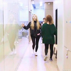 아이돌의 자신감 넘치는 워킹.gif | 인스티즈
