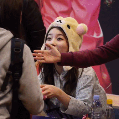 팬들한테 늘 잘하는 수지.gif | 인스티즈