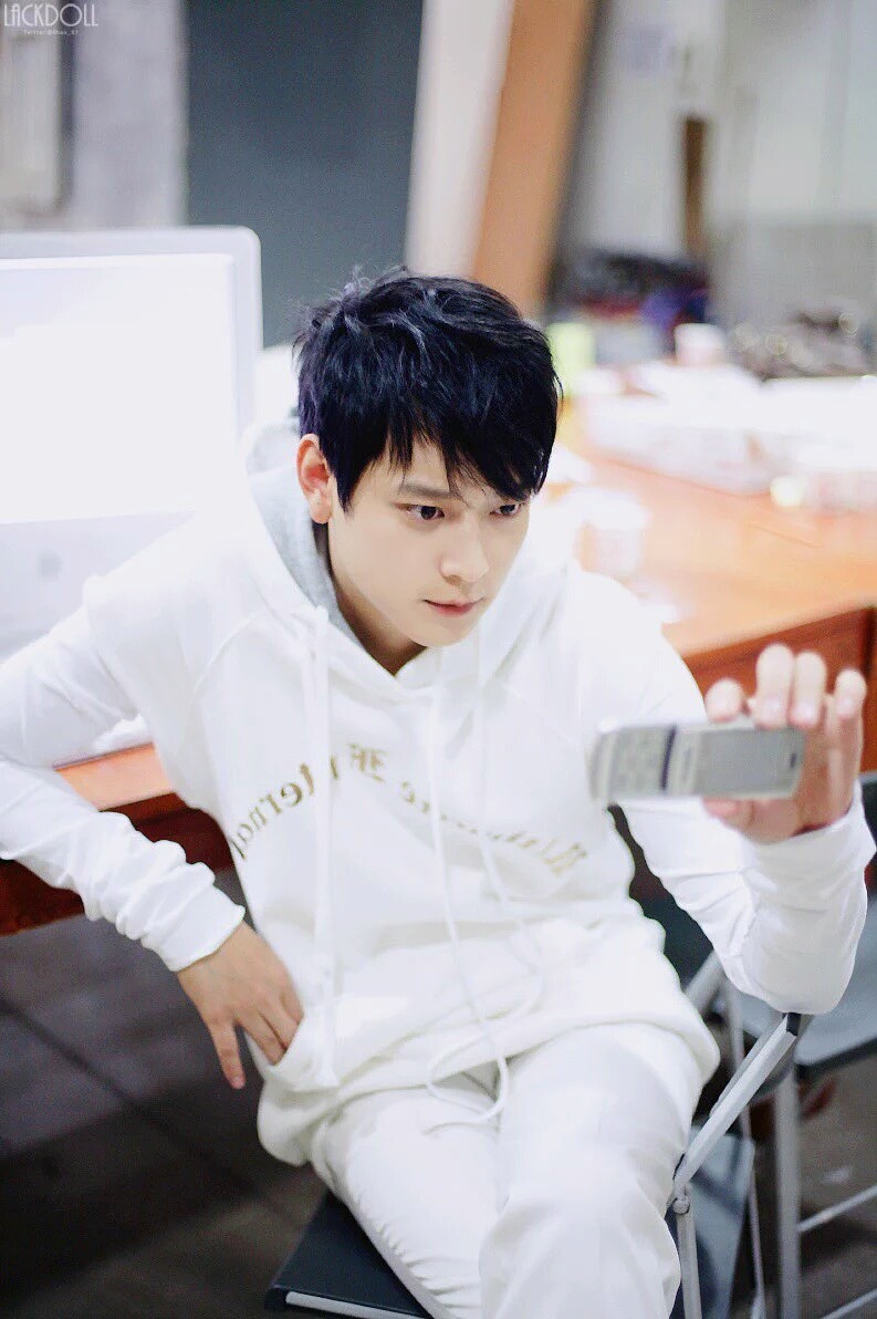 아직도 슬라이드폰 쓰는 강동원.jpg | 인스티즈