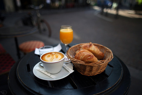 Croissant (크로와상) + Pain au Chocolat (뺑오쇼콜라) | 인스티즈