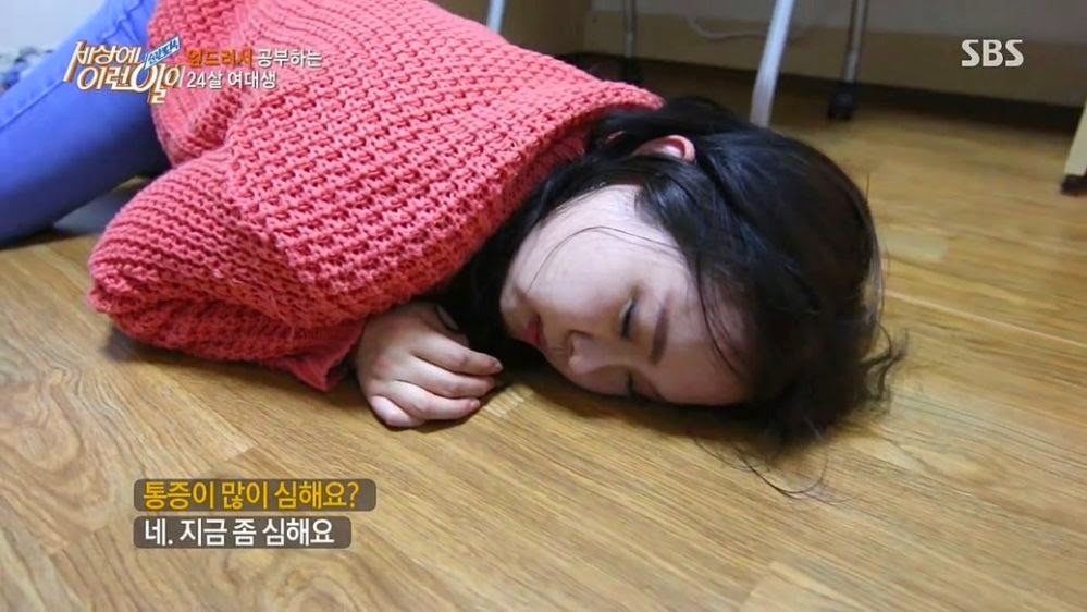 엎드려서 공부하는 여대생 | 인스티즈