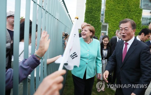 독일 교민들과 만난 문 대통령.jpg | 인스티즈