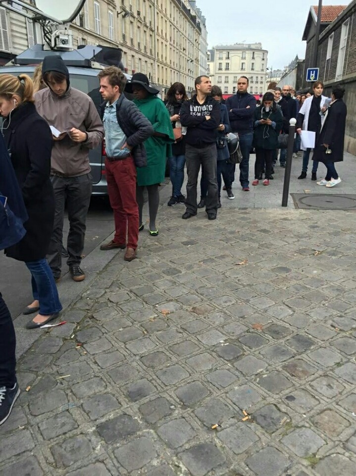 헌혈 하기 위해 줄 서있는 파리 시민들 | 인스티즈