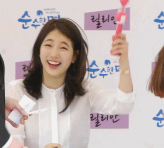 팬들한테 늘 잘하는 수지.gif | 인스티즈