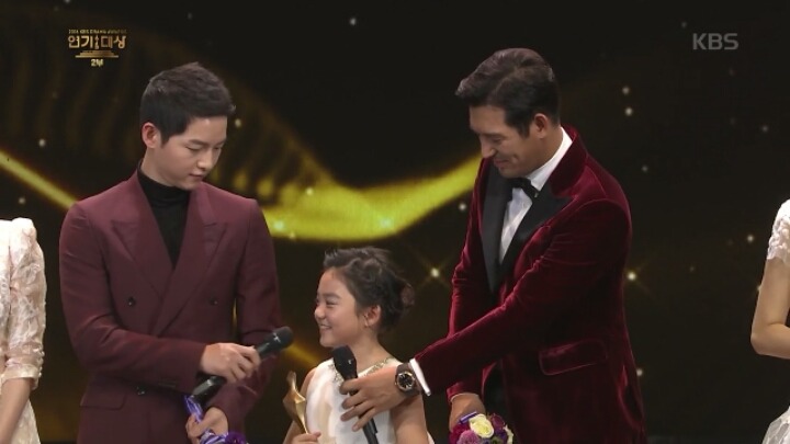 [KBS연기대상] 오지호와 베스트커플상 타러 나와서 송중기만 바라보는 아역배우 허정은.jpg | 인스티즈