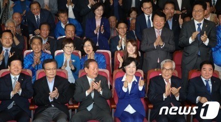  이해찬 뛸뜻이 기뻐하는 중.jpg | 인스티즈