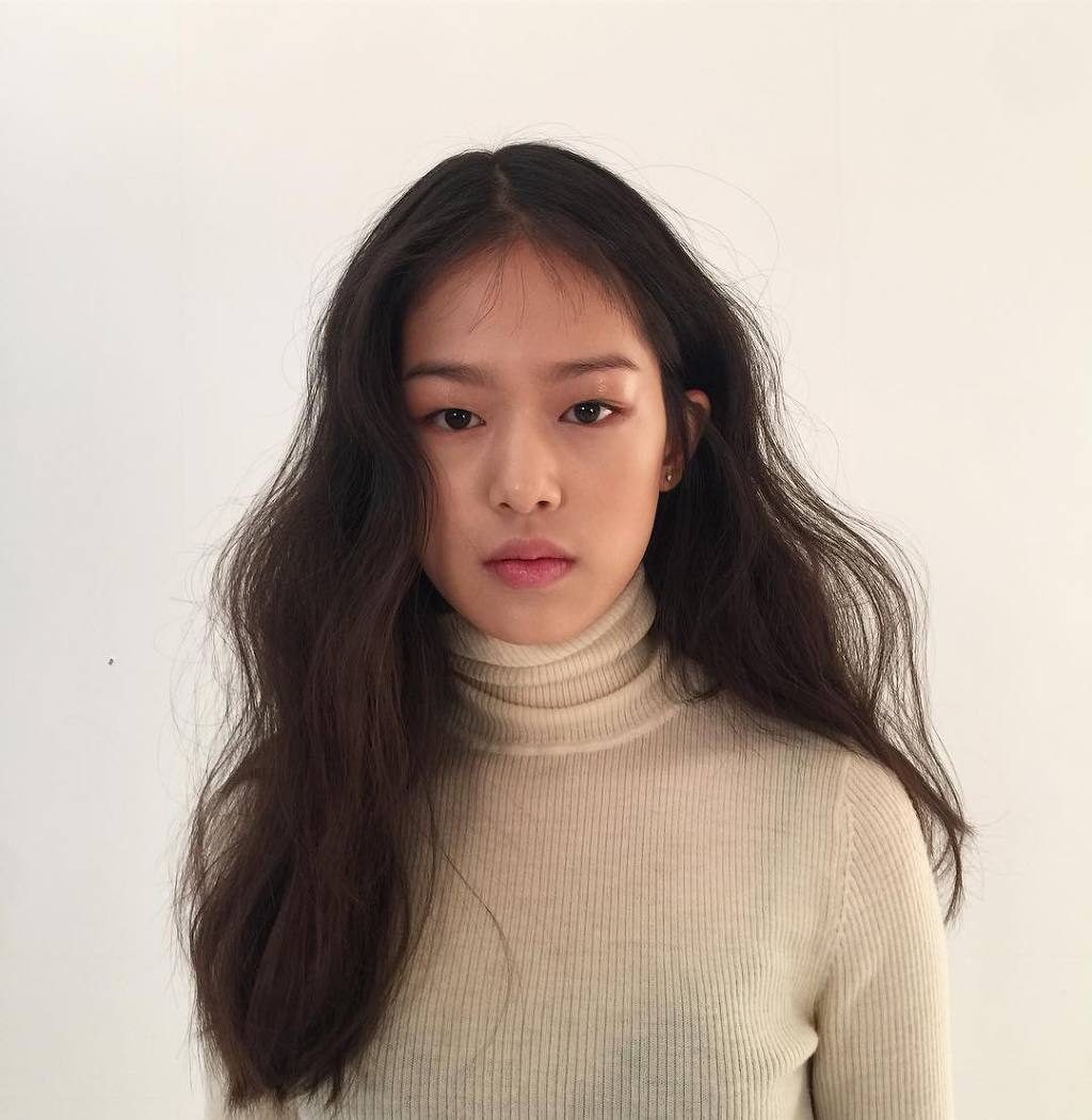 SNS에서 설리, 블랙핑크 제니 닮은걸로 화제모은 2001년생 모델 | 인스티즈