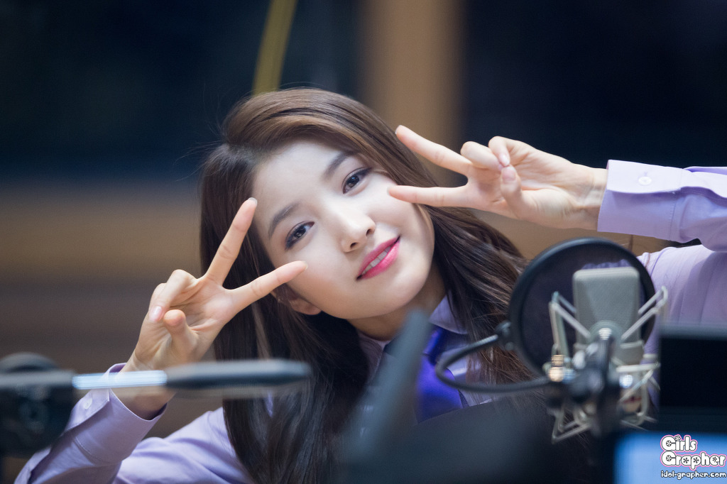 카메라 쳐다보는 여자친구 소원.JPG | 인스티즈