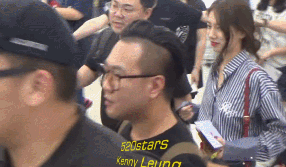 정신없는 공항에서 팬들 편지 가져가는 다정한 수지 | 인스티즈