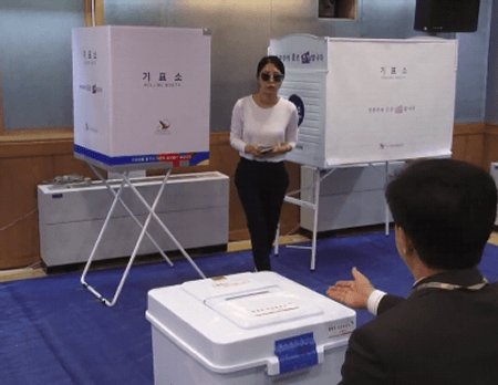 매니저 때문에 투표 인증샷 찍는 보아 | 인스티즈