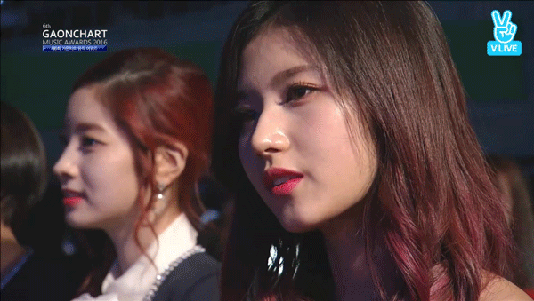 오늘자 사나 안광.gif | 인스티즈