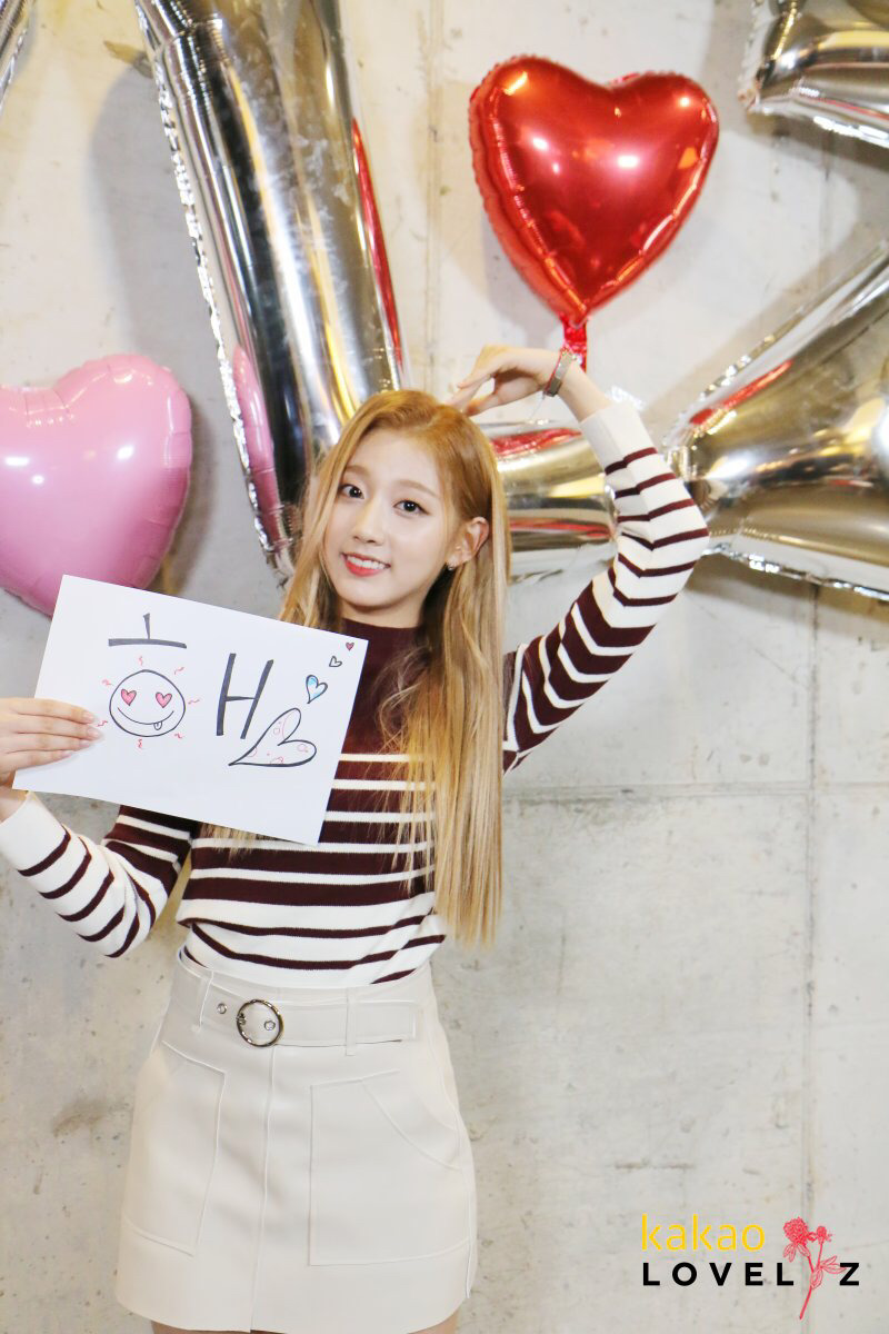 카톡 러블리즈 플친에 올라온 데뷔 2주년 사진.jpg | 인스티즈