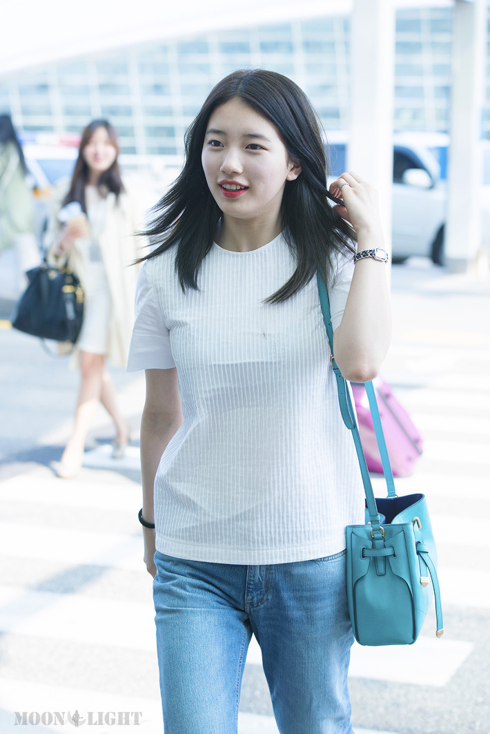 공항에서 만난 어머님이 사진 찍자니까 포즈 취하는 수지 | 인스티즈