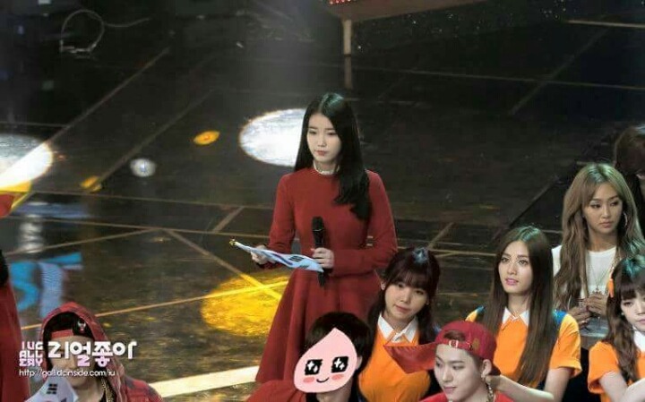 혼자 떨어진 아이유 챙겨주는 정은지.jpg | 인스티즈
