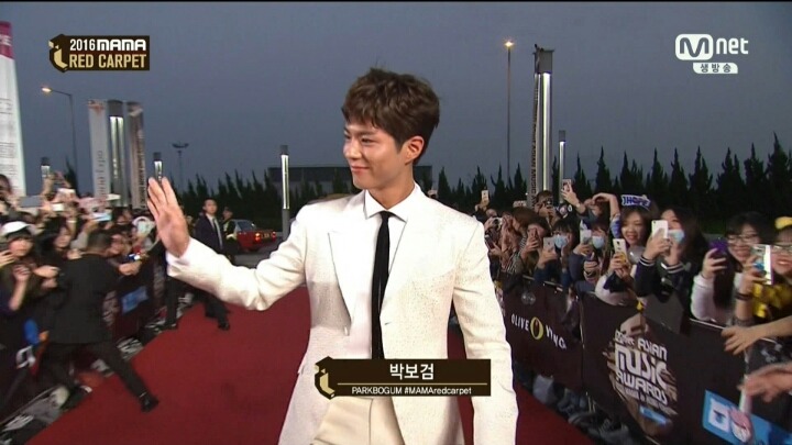 박보검 오늘자 흰수트 .jpg | 인스티즈
