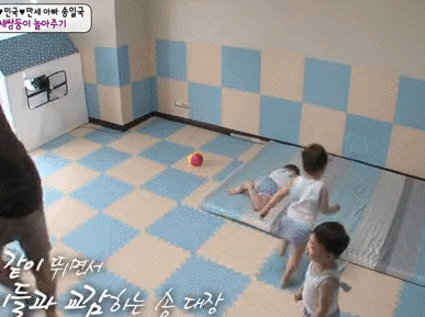 아빠는 애들과 놀아주는게 아니라 애를 가지고 논다 | 인스티즈