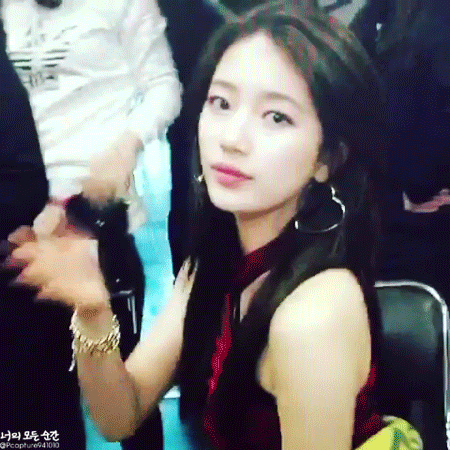 우는 팬 달래주는 수지.gif | 인스티즈