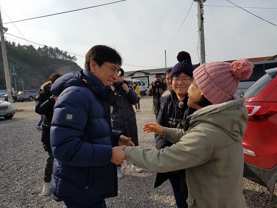 성탄절에 팽목항 찾은 충남 아이돌 안희정 도지사 | 인스티즈