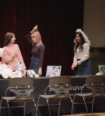 [트와이스] 장난감 가지고 노는 사나.gif | 인스티즈