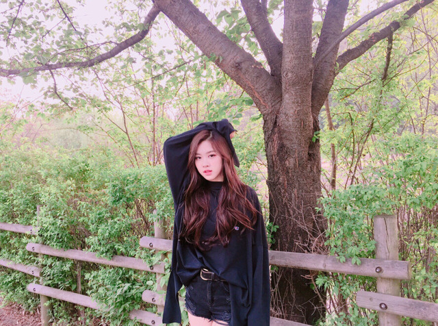 데뷔 후 처음 한 흑발 잘어울리는 로제 인스타 사진들 | 인스티즈