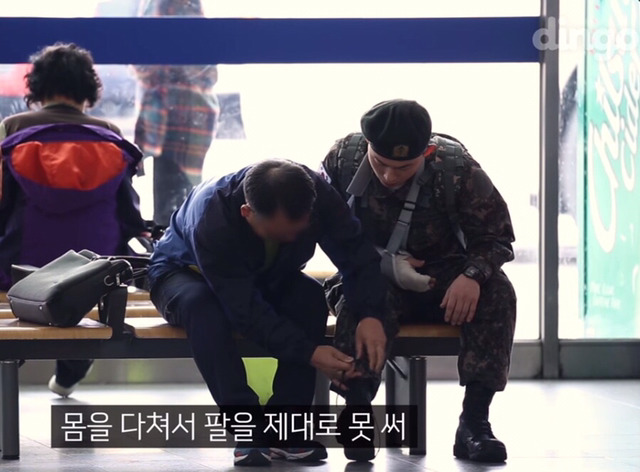 팔다친 군인이 전투화를 묶어달라고 부탁한다면? | 인스티즈