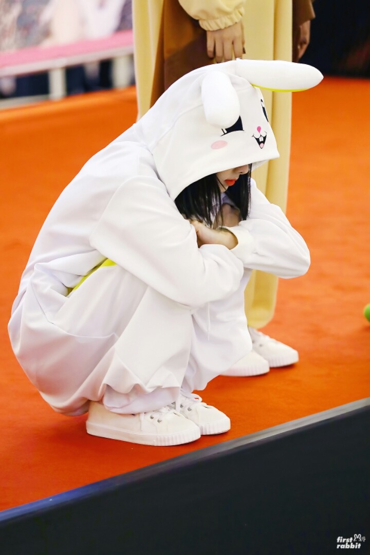 [트와이스] 혼자 앉아 있는 쭈구리 토끼 나연이(데이터주의) | 인스티즈