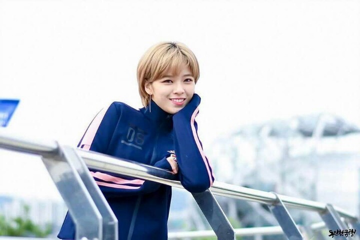 나를 쳐다보고 인사하는 정연이 | 인스티즈