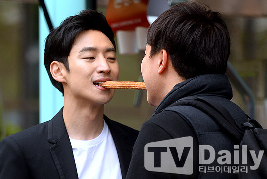 오늘 뜻하지않게 야리꾸리하고 퀴어물닥빙한듯 했던 이제훈과 남자팬 (알렉스소환) | 인스티즈