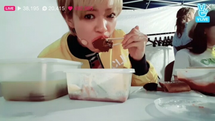 오늘자 정연 생일v앱 미역국 먹방 | 인스티즈
