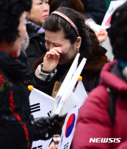 박근혜 탄핵가결 발표후 극과극 상황 | 인스티즈