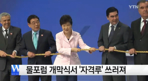 문재인이 대통령이 되기 전 우리가 뉴스에서 볼 수 있던 모습들...gif | 인스티즈