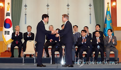 오늘 문재인 대통령과 김상조 공정위위원장 임명장 수여식 .jpg | 인스티즈