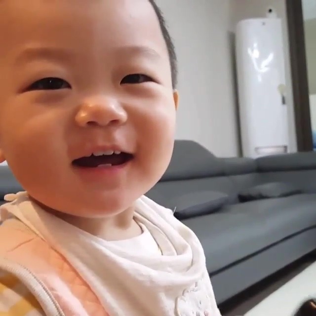 [이시안] 오늘자 윙크하는 대박이.jpgif | 인스티즈