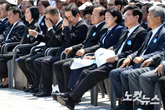 오늘자 5.18 광주민주화운동 37주년기념식 정우택자세.. | 인스티즈
