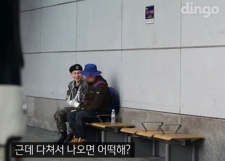 팔을 다친 군인이 전투화 끈을 묶어달라고 한다면? | 인스티즈