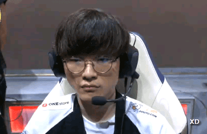 G2와 마지막 경기에서 손떠는 페이커.GIF | 인스티즈