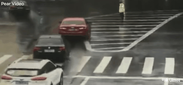 폭우 맞고 있는 교통경찰에게 우산 건넨 운전자 | 인스티즈