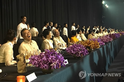 문재인 대통령.... 여사님을 옆에 두고.gif | 인스티즈