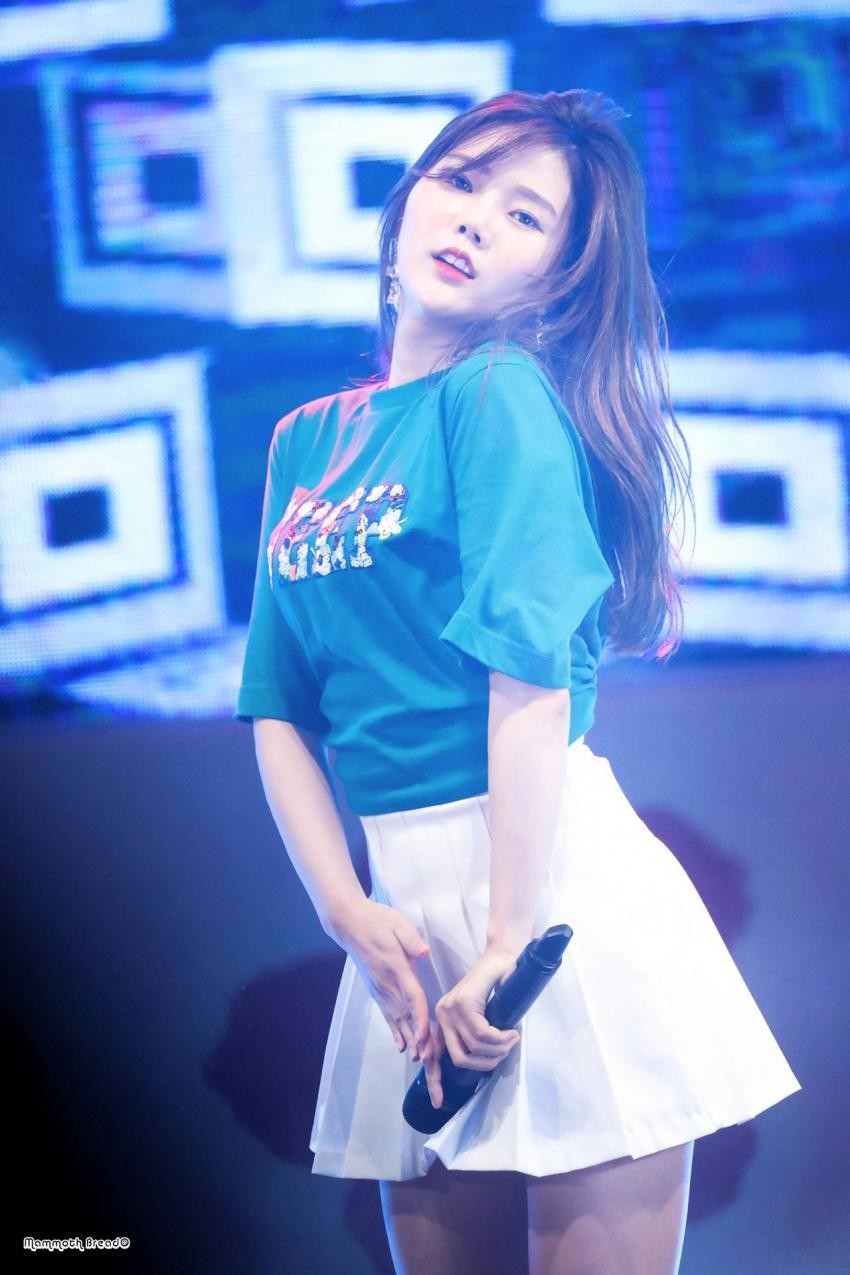 오마이걸에서 제일 안웃고 시크한 멤버 | 인스티즈