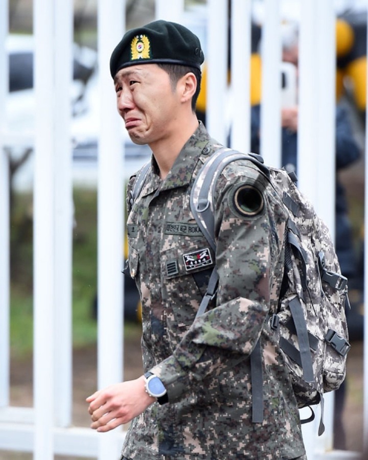 ???: 전역하니 갑자기 시원씁쓸하네... | 인스티즈