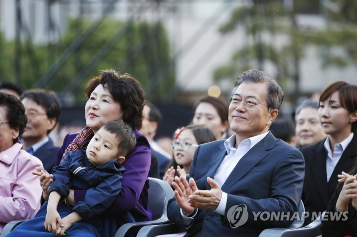 성격이 정반대인거같은 문재인대통령의 두 손자 | 인스티즈