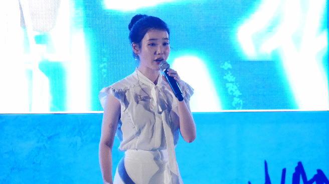 180803 아이유 IU 라이브 해운대 하이트 feat.지은이 쏘주 원샷~ | 인스티즈